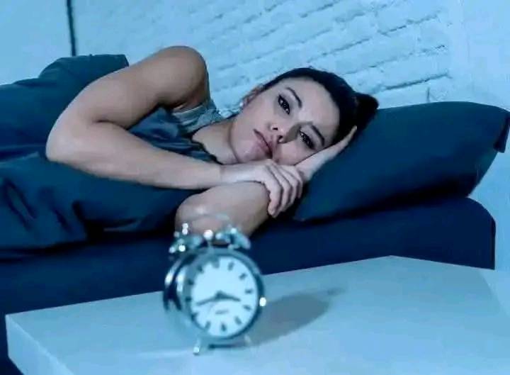 «Despertarse entre 3 AM y 5 AM: Significado y Causas